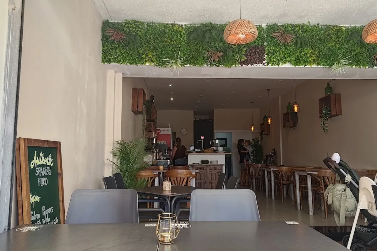 THE JUNGLE BAR