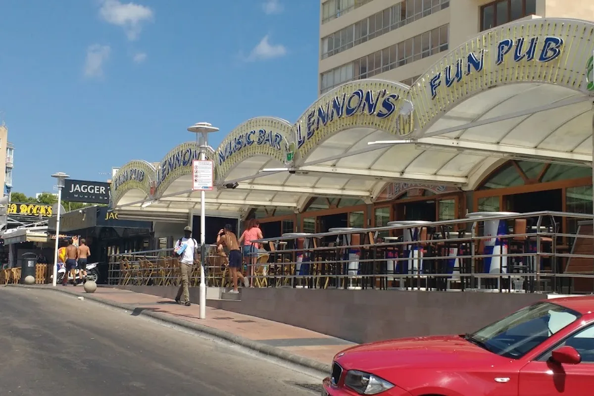 PUB LENNONS