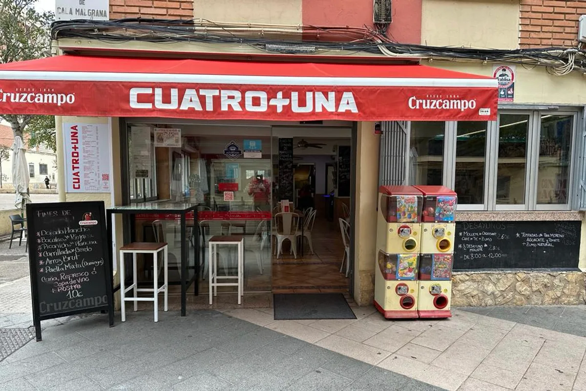 BAR CUATRO MAS UNA